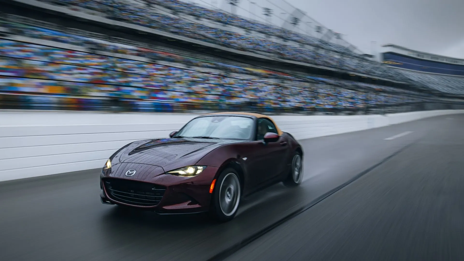 Mazda MX-5 Miata 35th Anniversary Edition 2025, biểu tượng của sự đơn giản, nhẹ nhàng và niềm vui lái xe, vẫn giữ hộp số sàn 6 cấp.