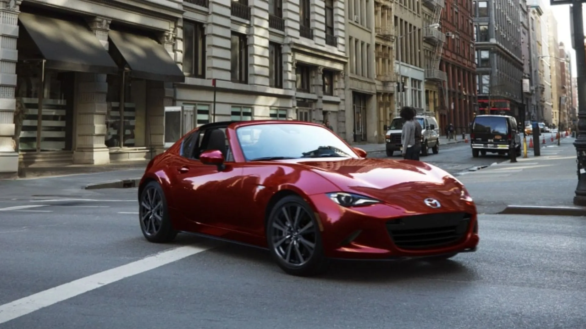 Mazda MX-5 RF 2025 màu đỏ lướt phố với thiết kế mui cứng thanh lịch và khả năng tiết kiệm nhiên liệu ấn tượng