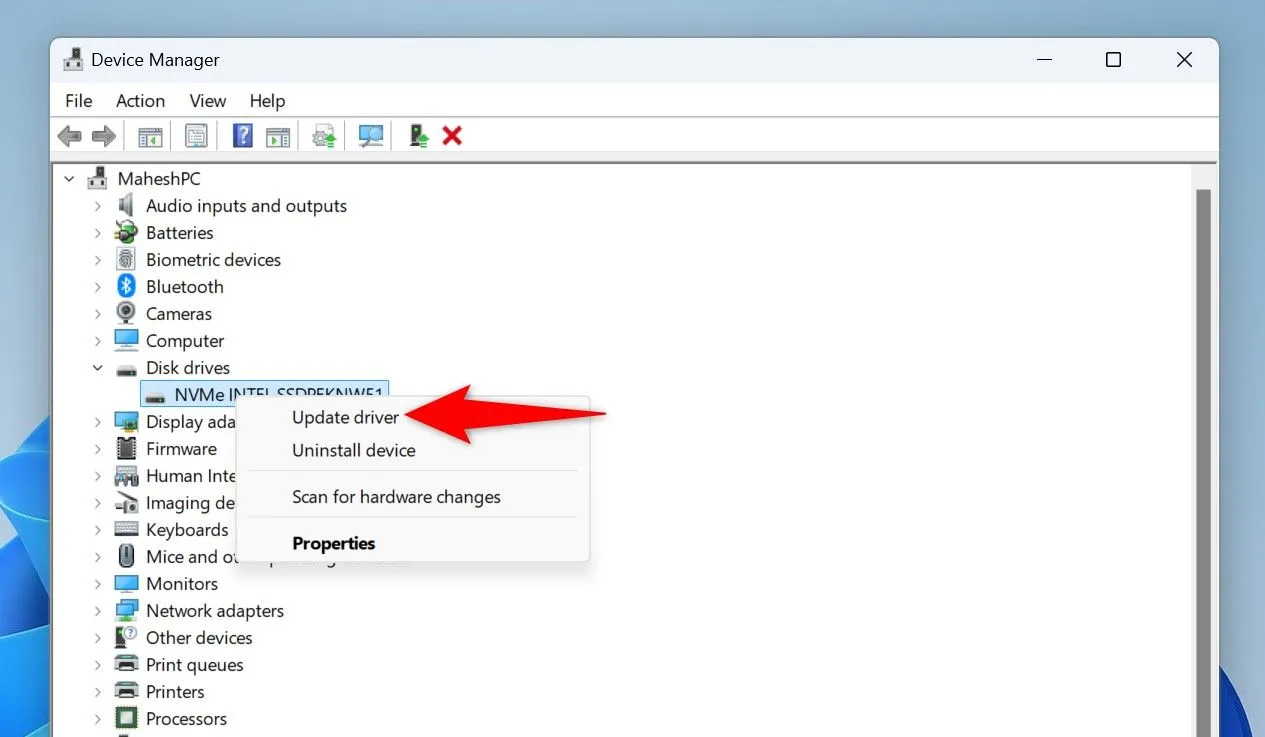 Menu ngữ cảnh của ổ SSD trong Device Manager, với tùy chọn &quot;Update Driver&quot; được chọn.