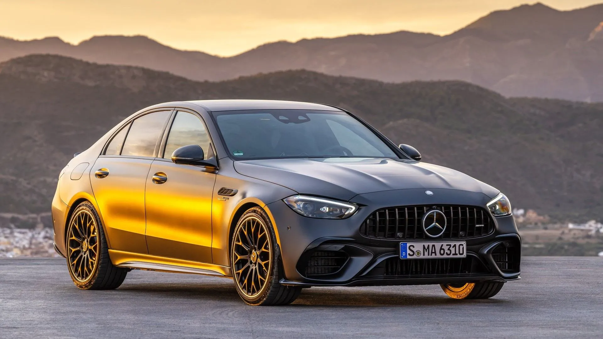 Mercedes-AMG C63 E-Performance 2024 màu đen mạnh mẽ, mẫu sedan hiệu suất cao với công nghệ Plug-in Hybrid tiên tiến và khả năng tăng tốc ấn tượng