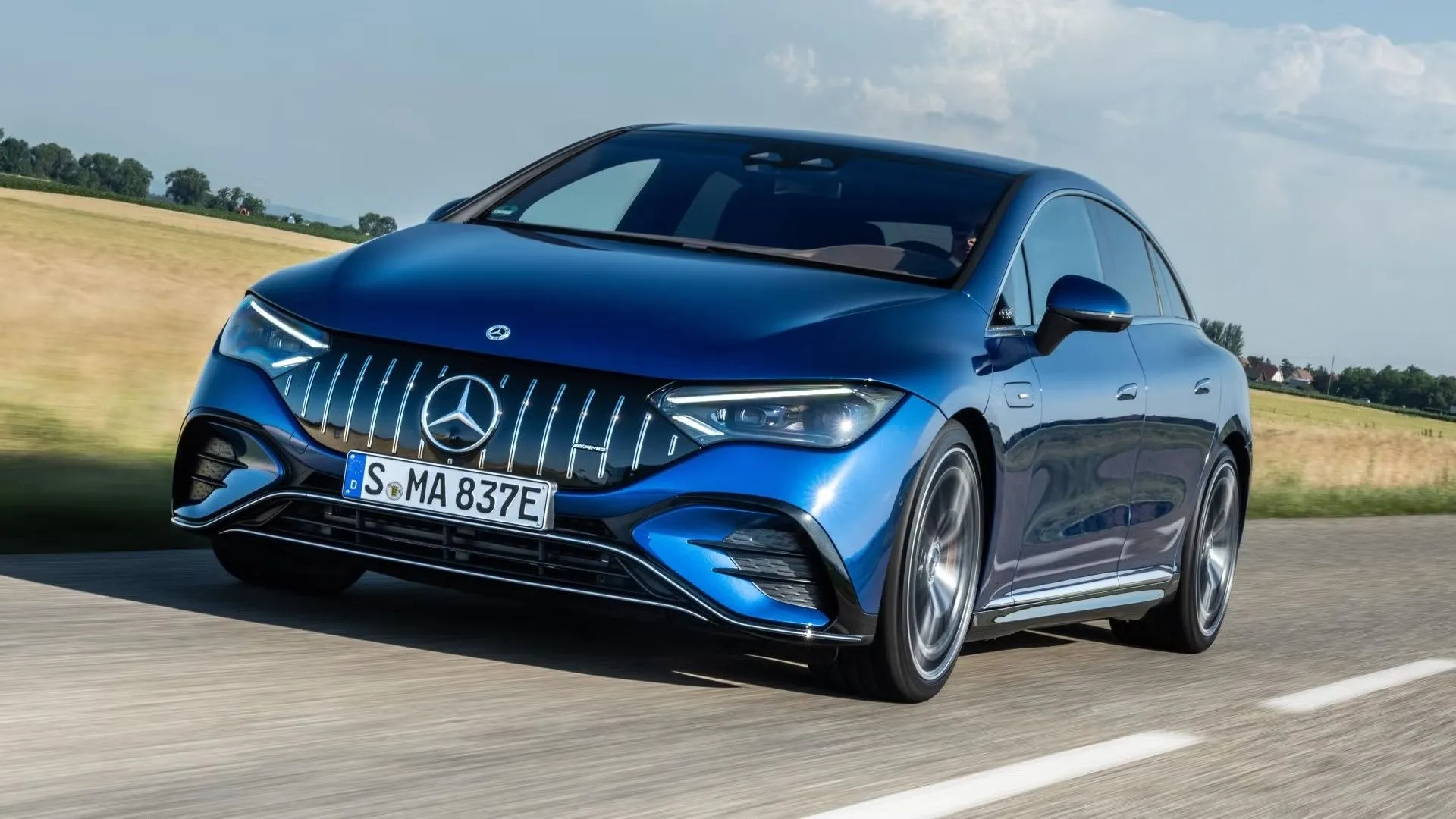 Mercedes-AMG EQE 53 màu bạc sang trọng, nhìn từ góc trước-bên, tôn lên vẻ ngoài thể thao và đẳng cấp của một chiếc sedan điện hiệu suất cao