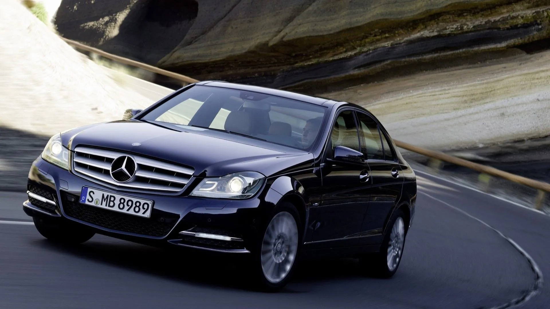Mercedes-Benz C-Class đời 2012 màu bạc đang di chuyển trên đường, góc chụp 3/4 phía trước