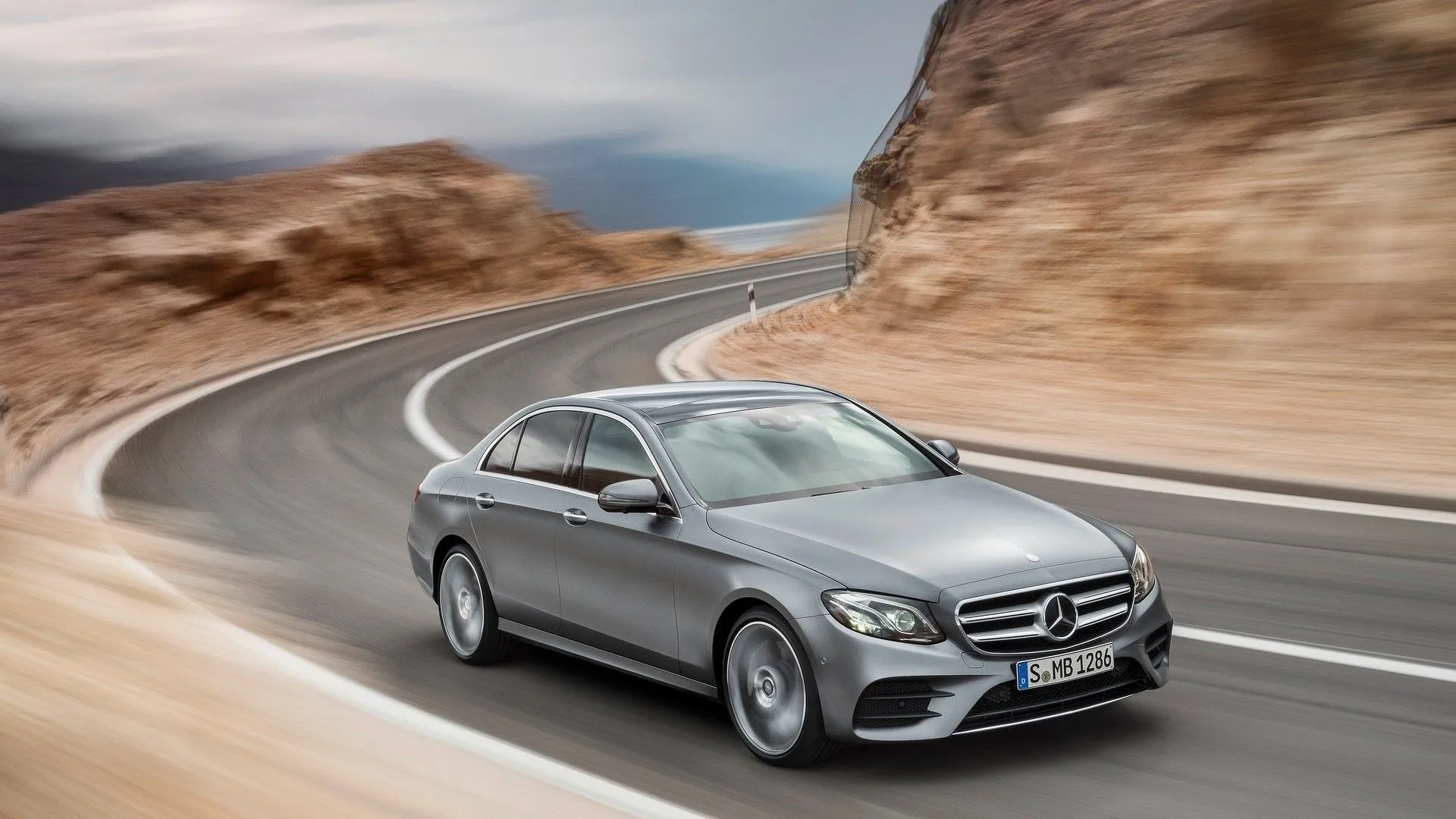 Mercedes-Benz E-Class 2017 màu bạc với thiết kế sang trọng