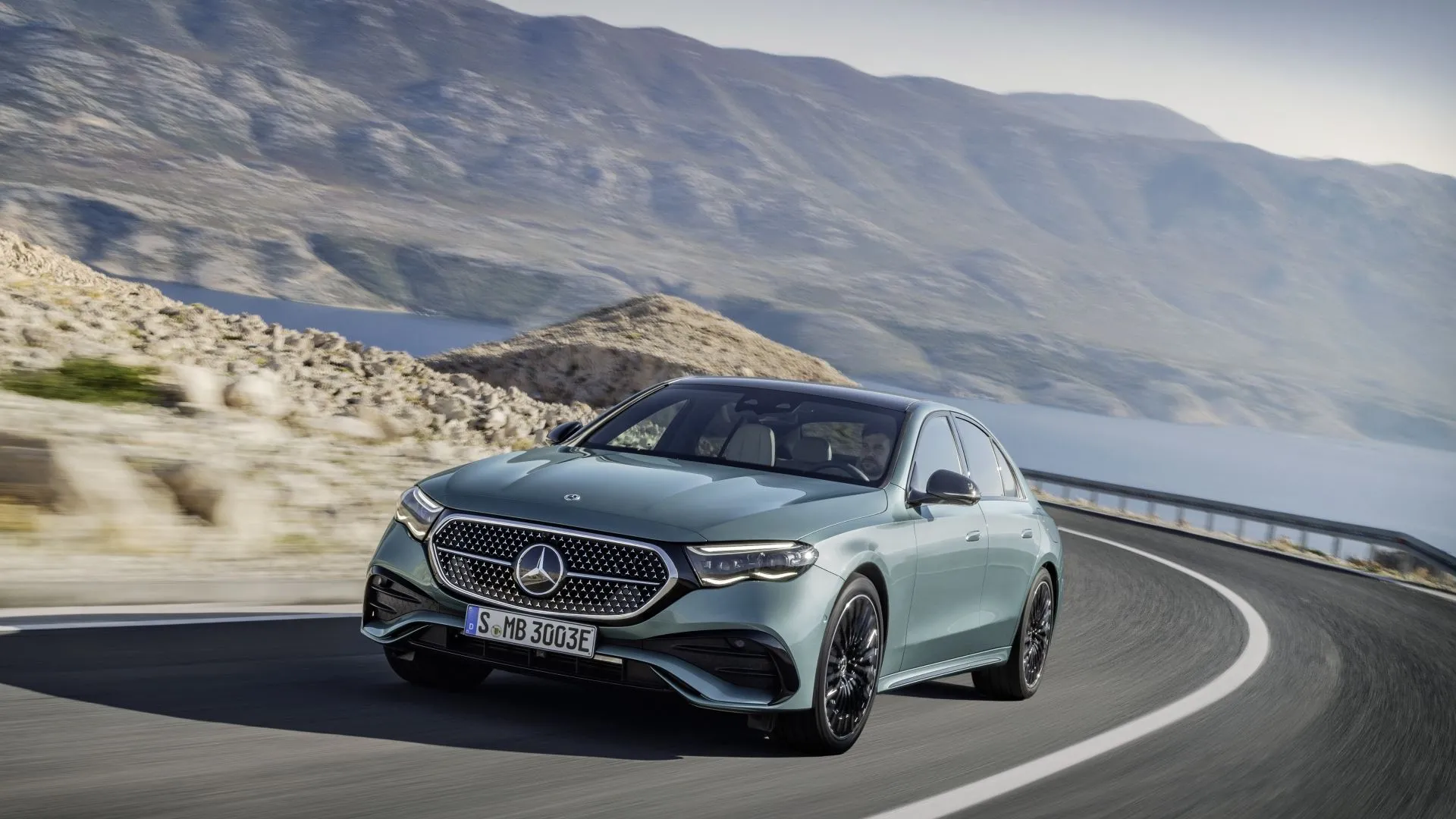 Mercedes-Benz E-Class 2025 màu đen đang di chuyển trên đường, thể hiện sự sang trọng và mạnh mẽ