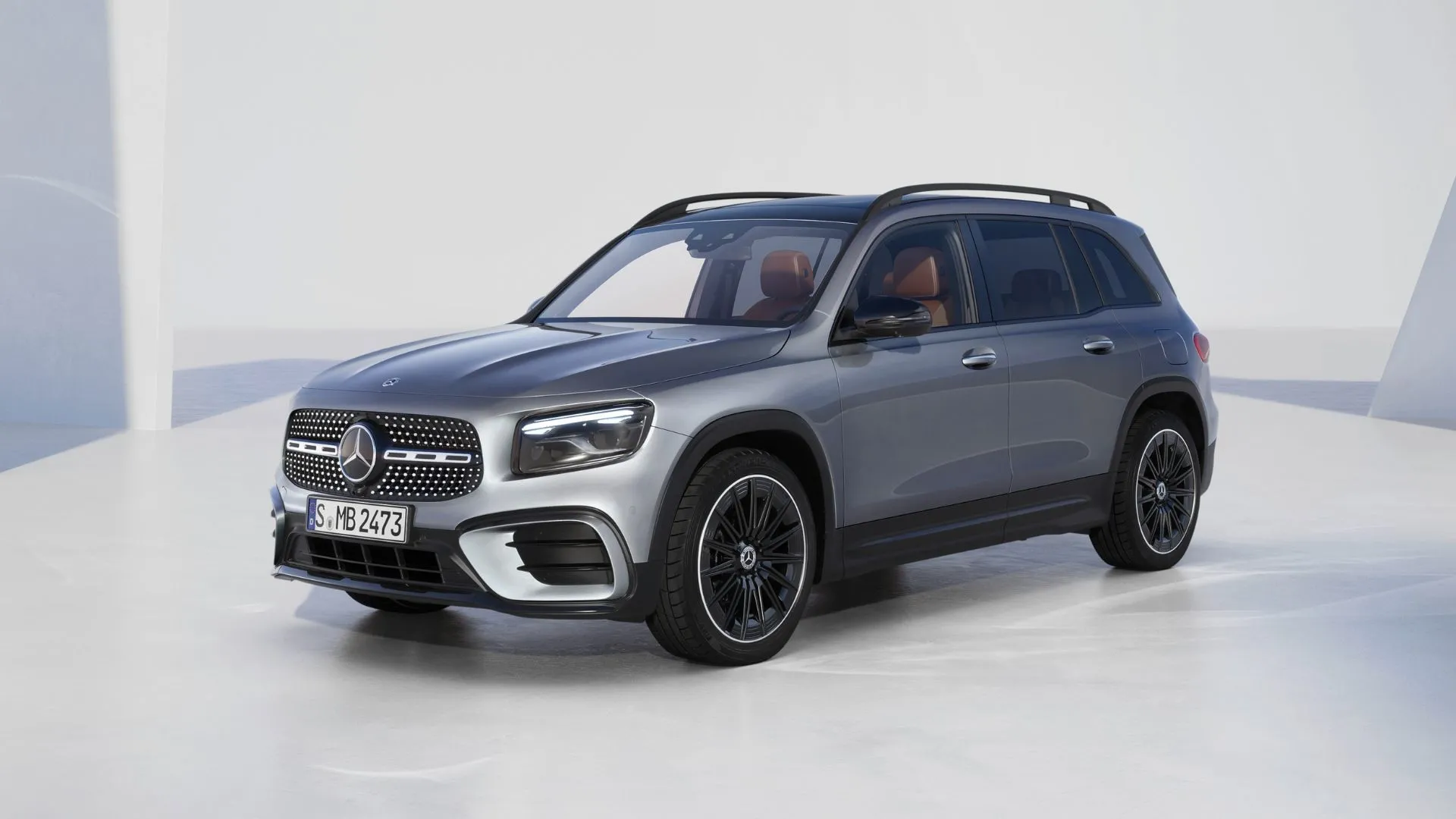 Mercedes-Benz GLB 250 4MATIC 2025 màu xám bạc trong studio, nổi bật với thiết kế nhỏ gọn nhưng rộng rãi