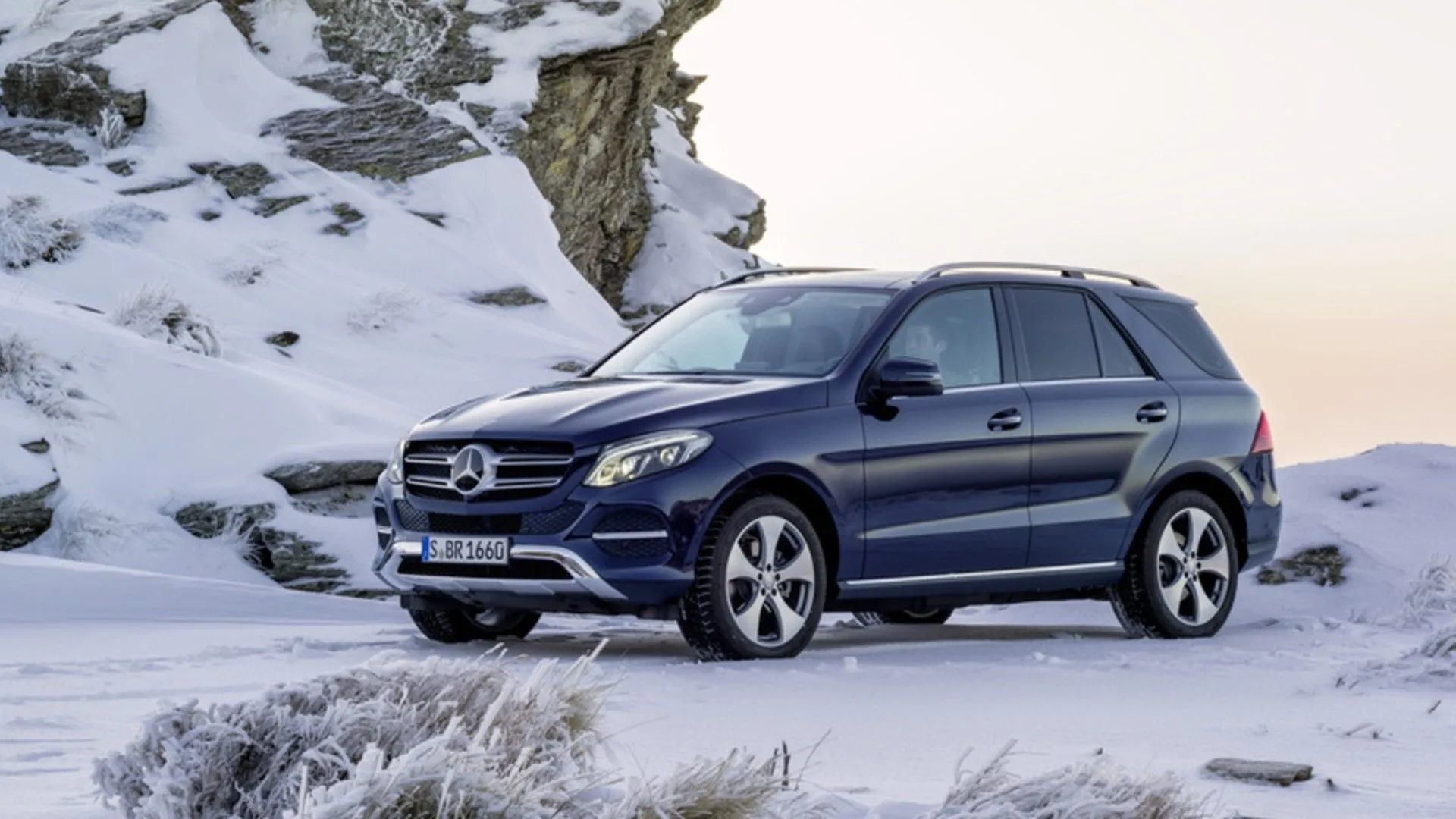 Mercedes-Benz GLE 2016 màu trắng đỗ trong tuyết
