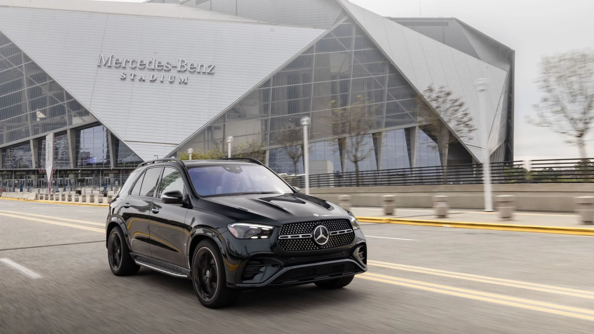 Mercedes-Benz GLE-Class 2025 màu bạc đang vận hành, biểu tượng của sự sang trọng và đổi mới trong công nghệ an toàn ô tô