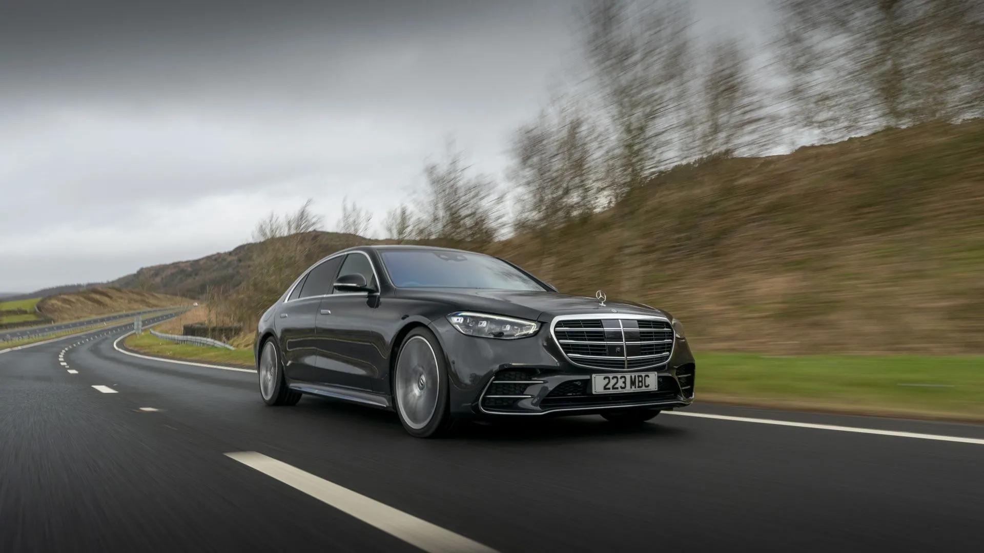Mercedes-Benz S-Class 2025 màu bạc, mẫu sedan hạng sang đầu tiên với hệ thống tự hành cấp độ 3 Drive Pilot.