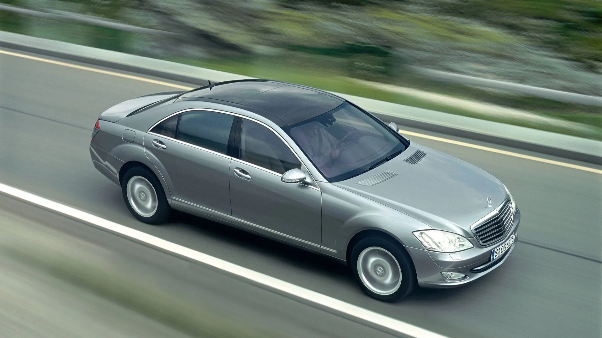 Mercedes-Benz S-Class đời 2006 màu bạc đang di chuyển, góc chụp 3/4 phía trước
