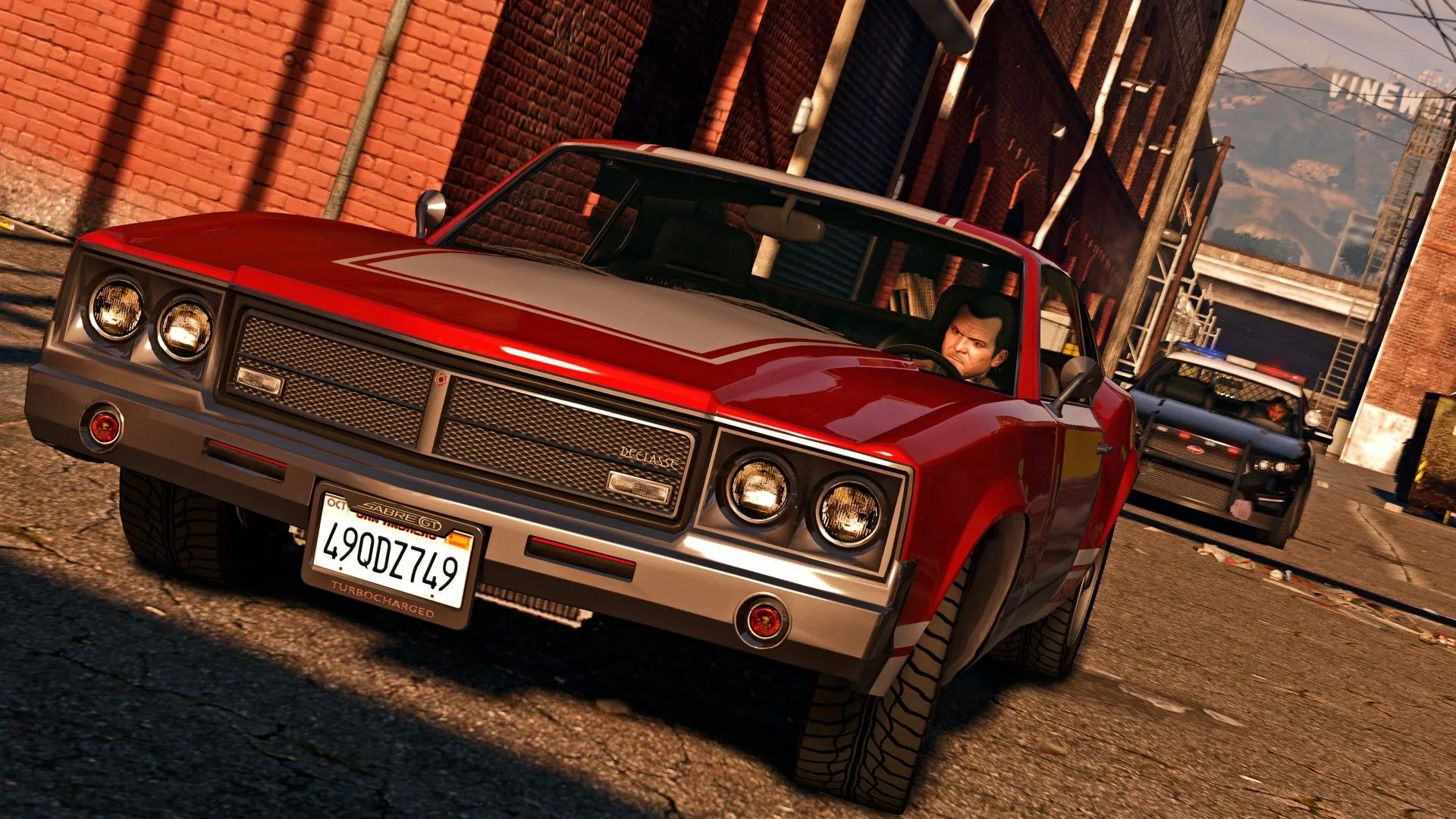 Michael lái xe né tránh cảnh sát trong Grand Theft Auto V, gợi mở về cơ hội cho radio trong GTA VI.