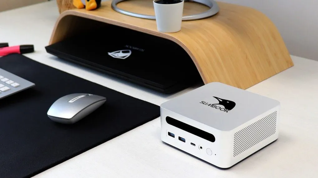 Mini PC Slimbook One nhỏ gọn đặt trên bàn làm việc