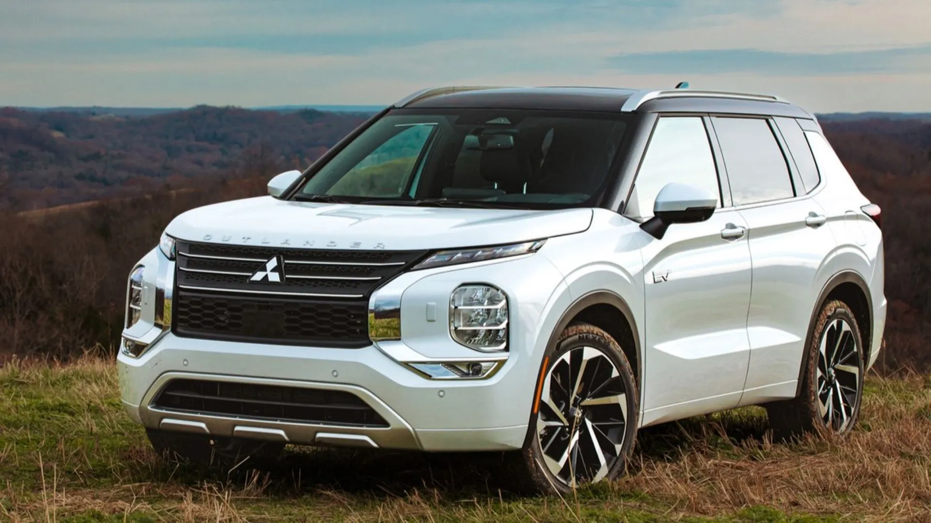 Mitsubishi Outlander PHEV 2025 màu trắng bạc, thể hiện sự sang trọng và mạnh mẽ.