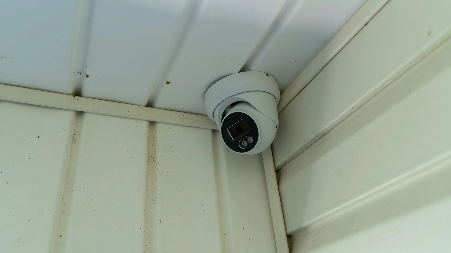 Một camera an ninh PoE được gắn ở góc hiên nhà