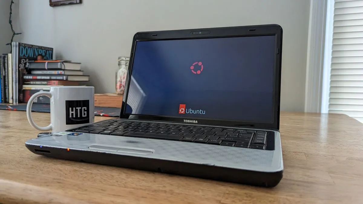 Một chiếc laptop đang chạy hệ điều hành Linux đặt trên bàn làm việc, thể hiện sự tương thích phần cứng đảm bảo khi mua máy cài sẵn Linux.