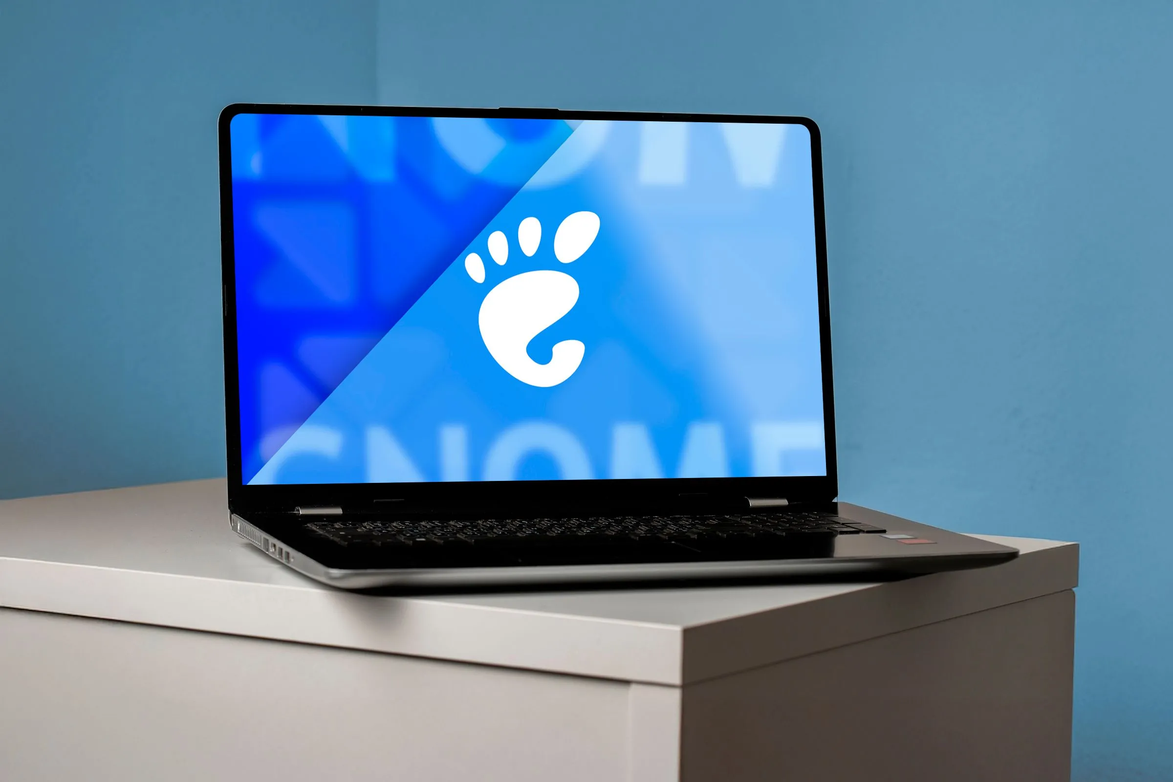 Một chiếc laptop hiển thị logo GNOME trên màn hình