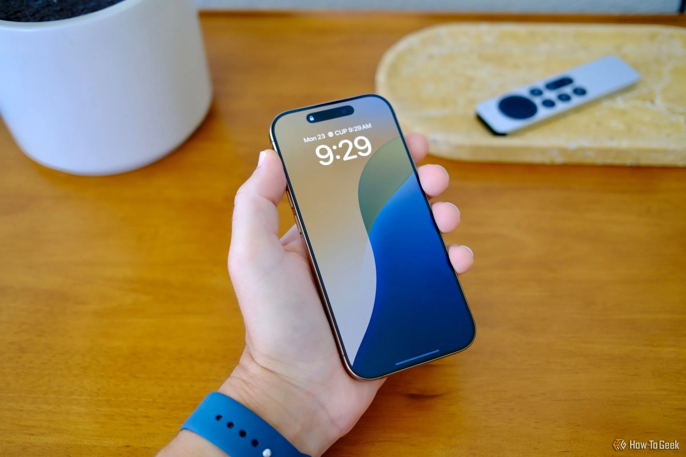 Một người cầm iPhone 16 Pro.