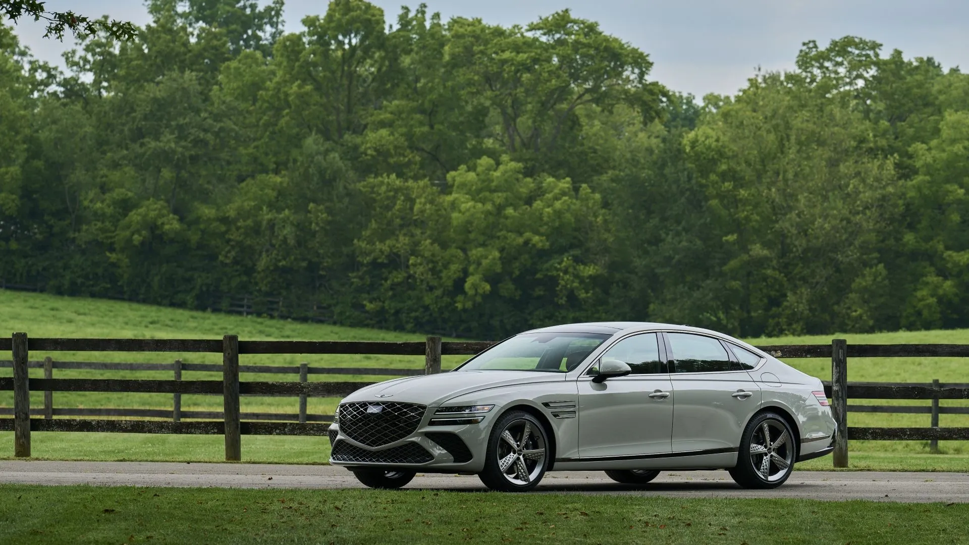 Ngoại thất phía trước góc 3/4 của Genesis G80 2025 màu bạc, toát lên vẻ sang trọng và hiện đại