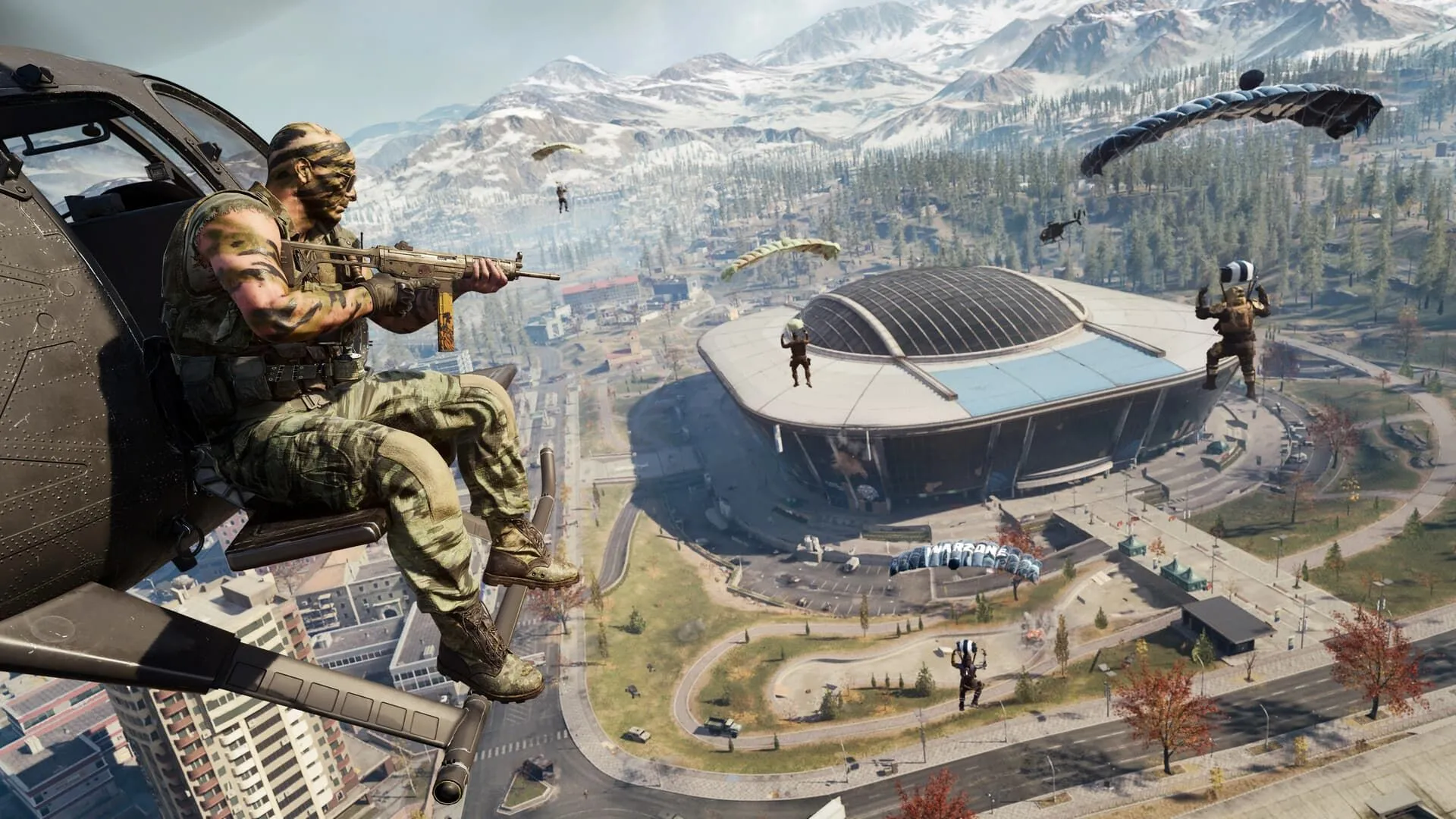 Người chơi Call of Duty Warzone trên trực thăng quan sát những người chơi khác đang nhảy dù xuống chiến trường