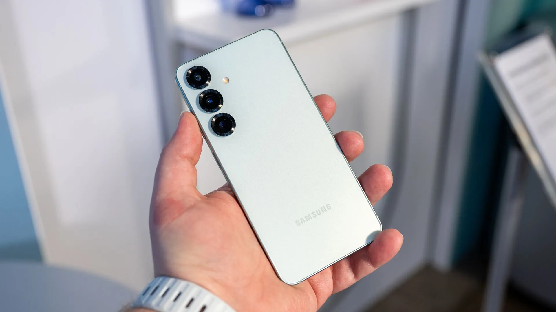 Người dùng cầm Samsung Galaxy S25 và nhìn vào hệ thống camera sau