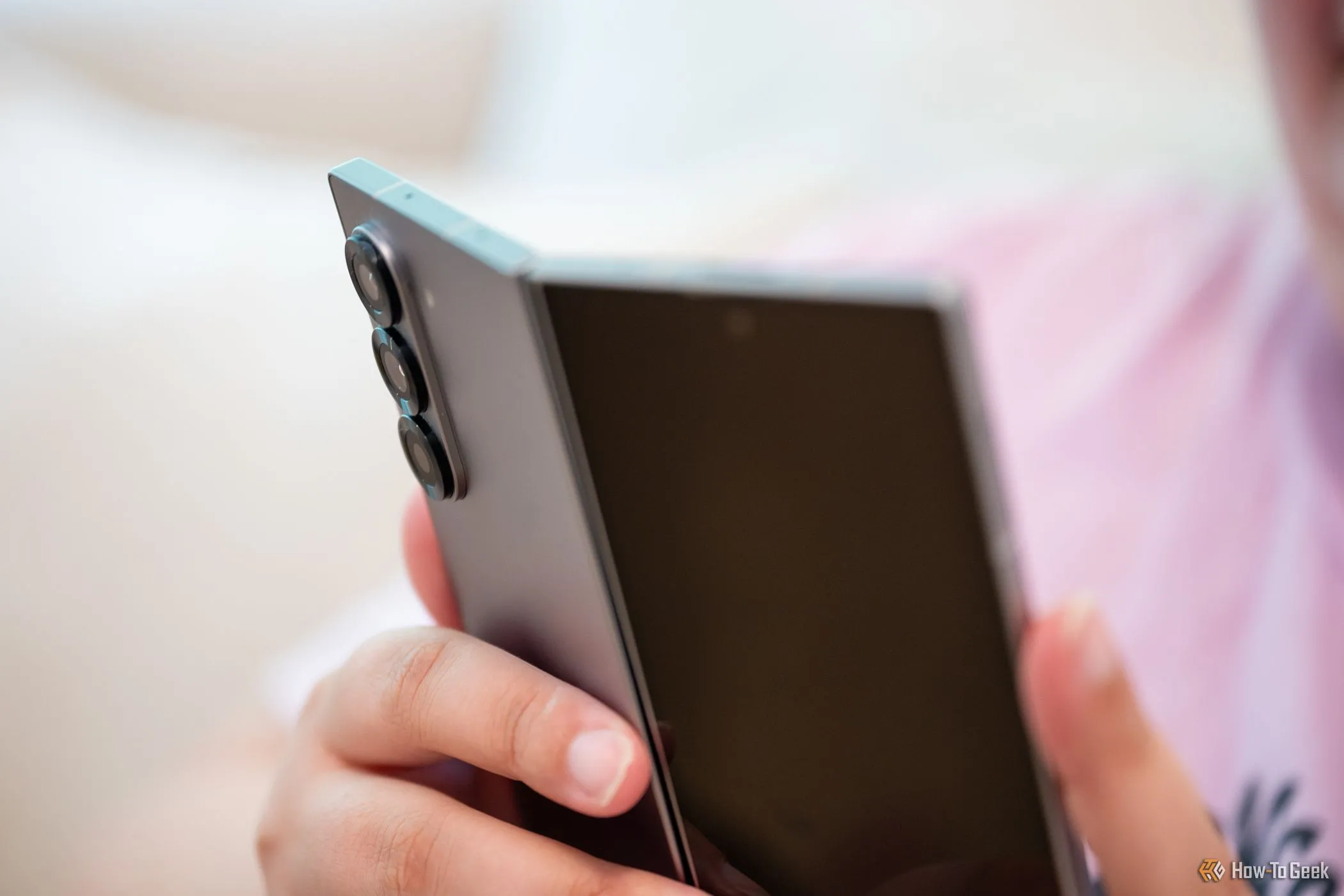 Người dùng cầm Samsung Galaxy Z Fold 6 gập nhẹ, gợi ý về thiết kế linh hoạt và khả năng tích hợp phụ kiện.