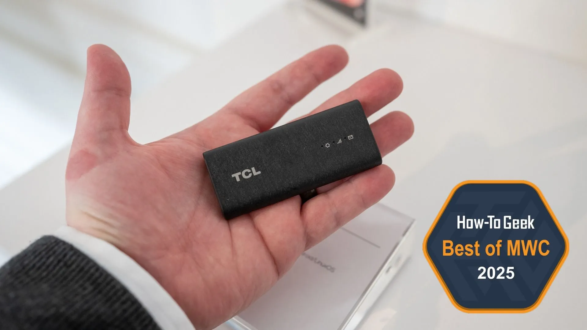 Người dùng đang cầm bộ phát Wi-Fi di động 5G TCL LINKPORT IK511 RedCap dạng USB dongle