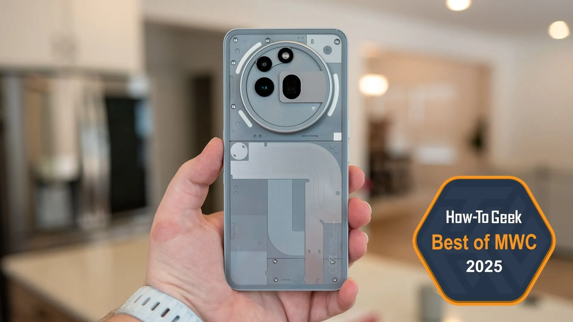 Người dùng đang cầm điện thoại thông minh Nothing Phone (3a) Pro với thiết kế trong suốt đặc trưng