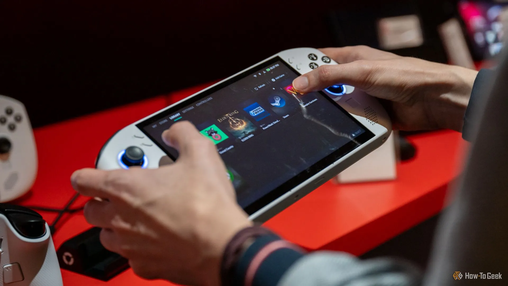 Người dùng đang điều hướng màn hình chính của Lenovo Legion Go S, một thiết bị chơi game cầm tay hiện đại