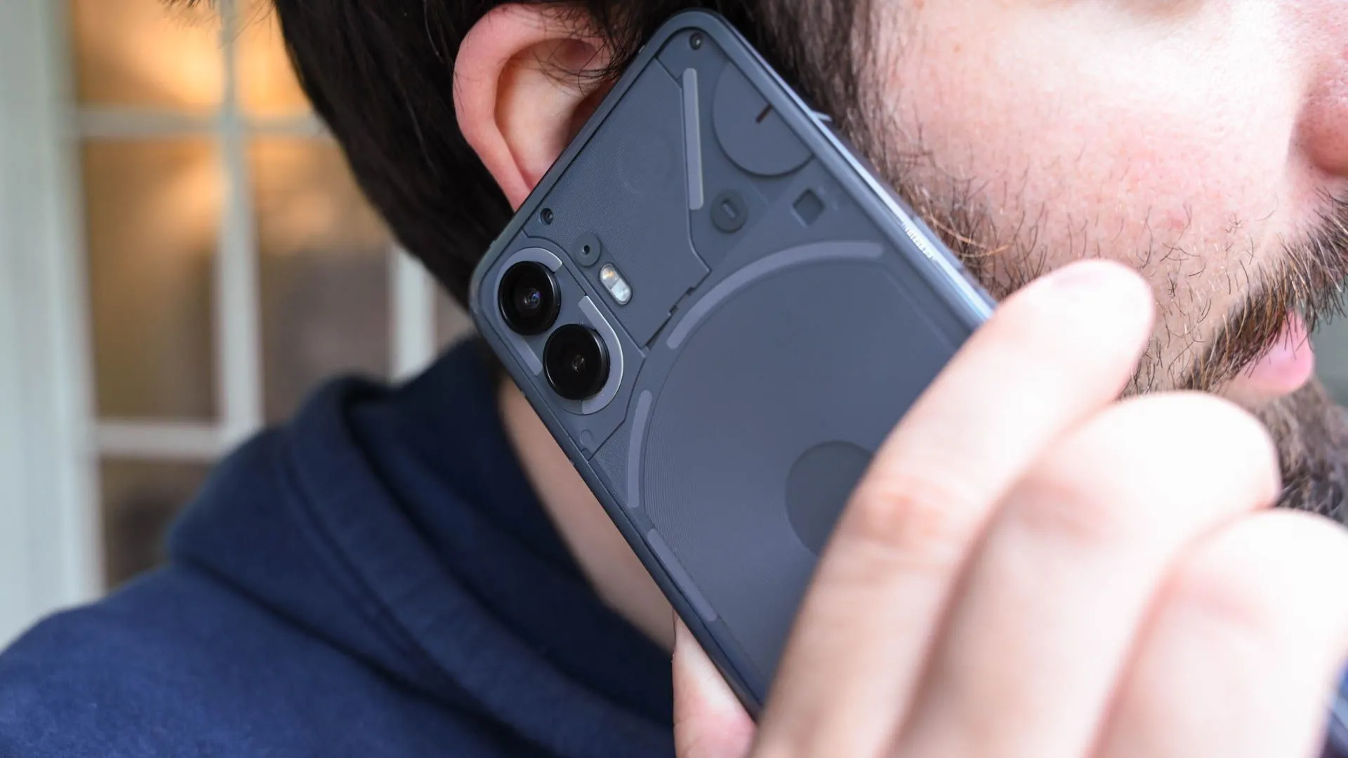 Người dùng đang thực hiện cuộc gọi trên Nothing Phone (2), minh họa việc sử dụng điện thoại để liên lạc.