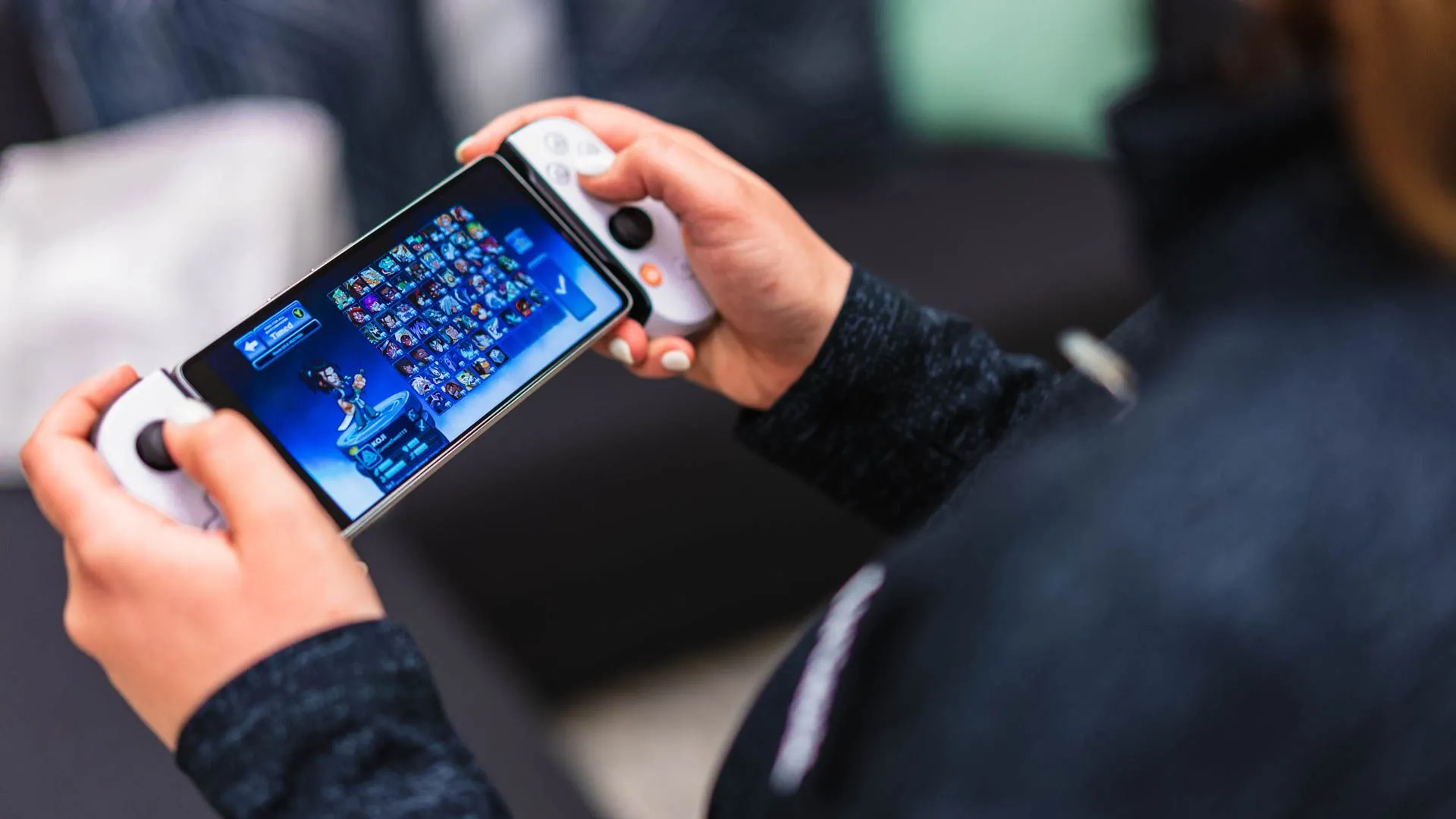 Người dùng trải nghiệm chơi game trên smartphone với tay cầm Backbone One PlayStation Edition.