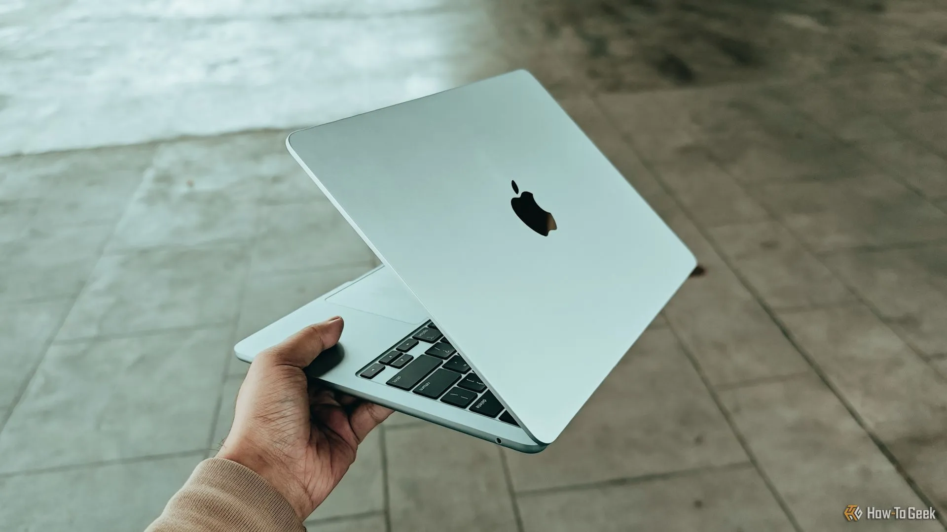 Người dùng trải nghiệm MacBook Air M4 trong tay thể hiện tính di động