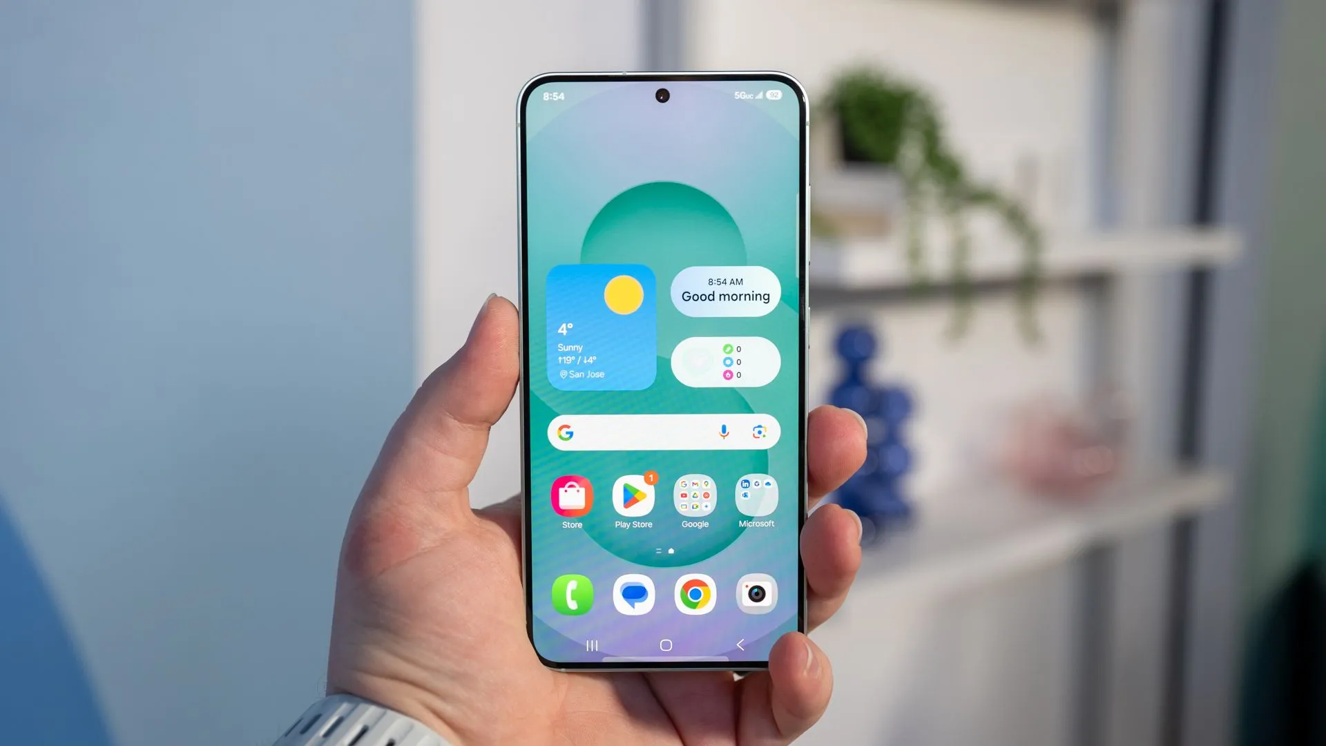 Người dùng trải nghiệm màn hình Dynamic AMOLED 2X sắc nét trên Samsung Galaxy S25+.