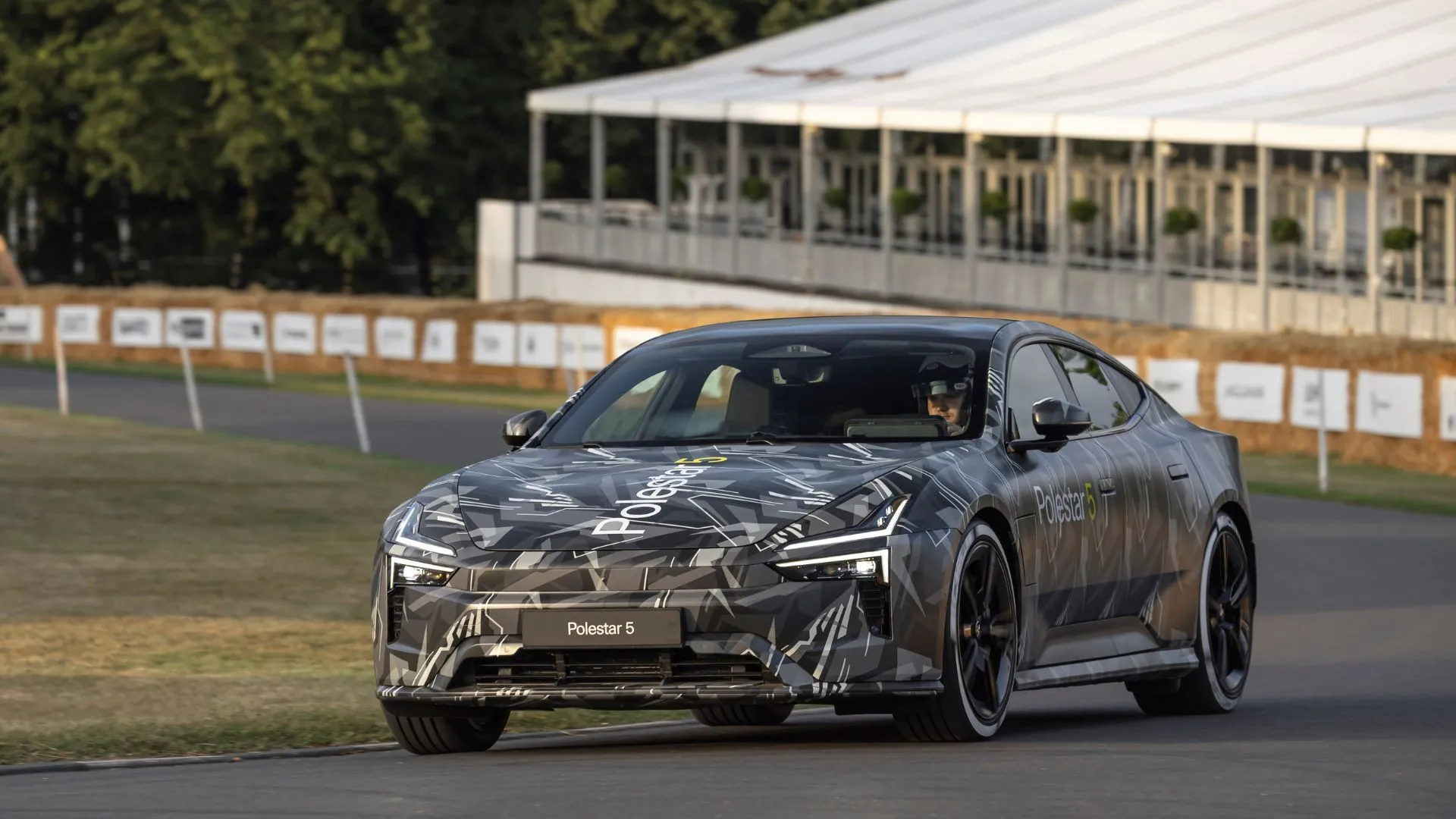 Nguyên mẫu Polestar 5 được ngụy trang trên đường đua tại Lễ hội Tốc độ Goodwood 2023, thể hiện thiết kế xe GT điện