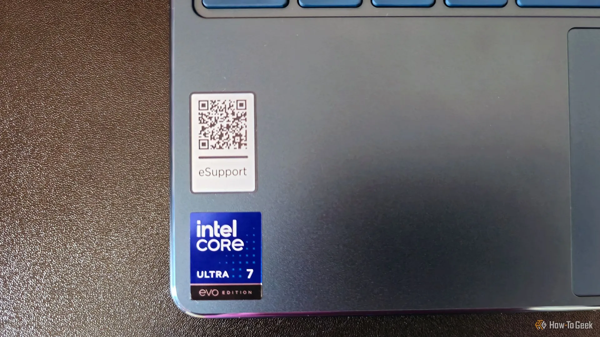 Nhãn dán Intel Core Ultra 7 trên bề mặt laptop Lenovo Yoga Slim 9i Gen 10