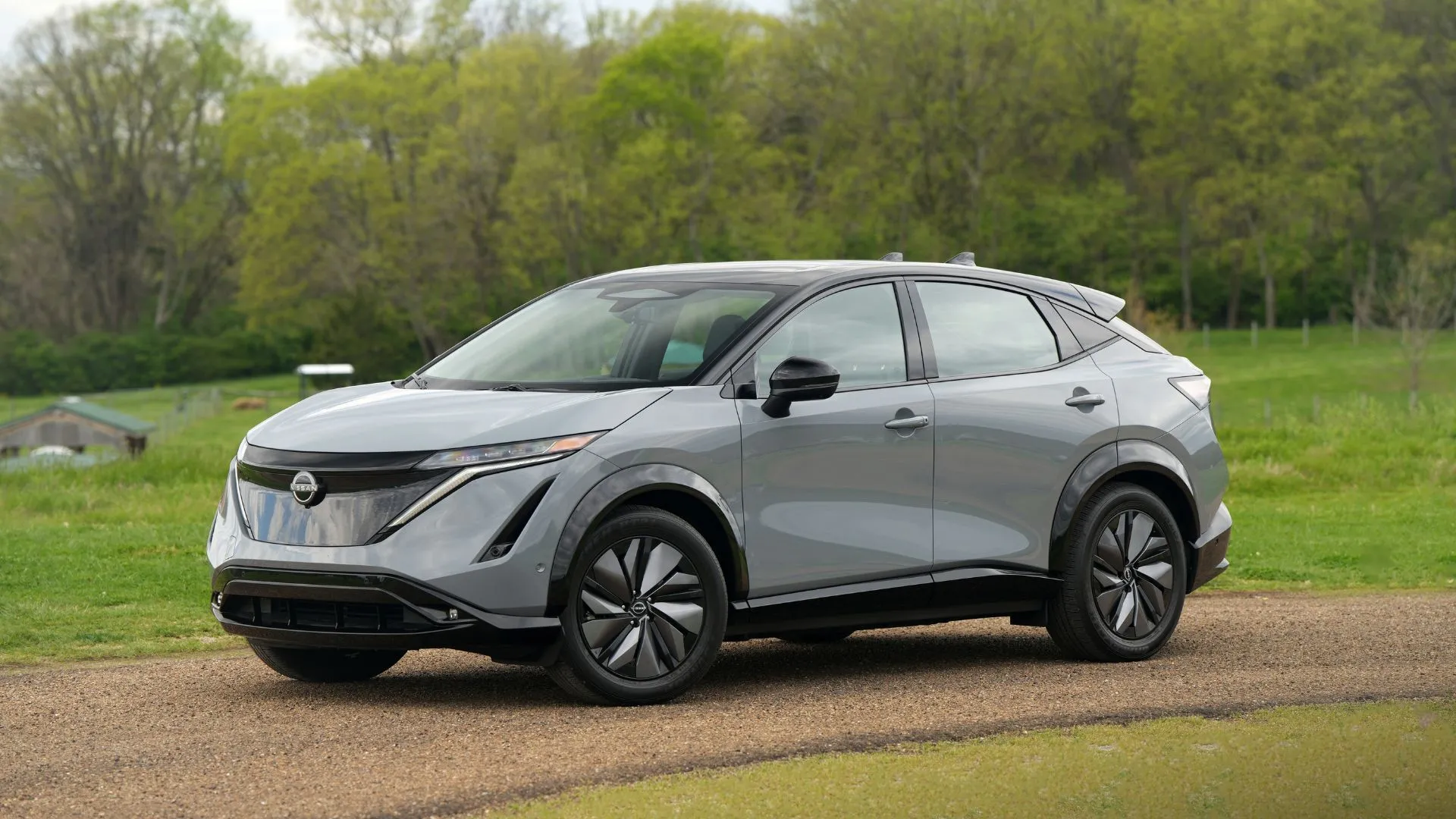 Nissan Ariya 2025 màu xám, một mẫu crossover điện với công nghệ ProPILOT Assist 2.0.