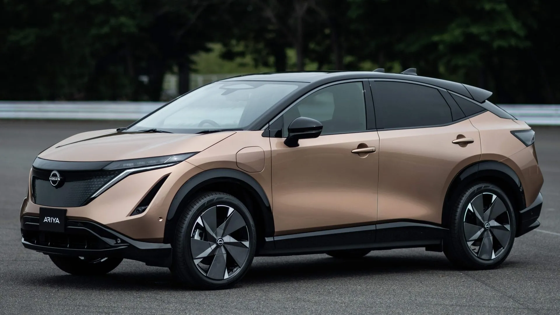 Nissan Ariya đời 2021 với góc nhìn 3/4 phía trước, mẫu crossover điện mới nổi bật trên thị trường xe điện cũ.