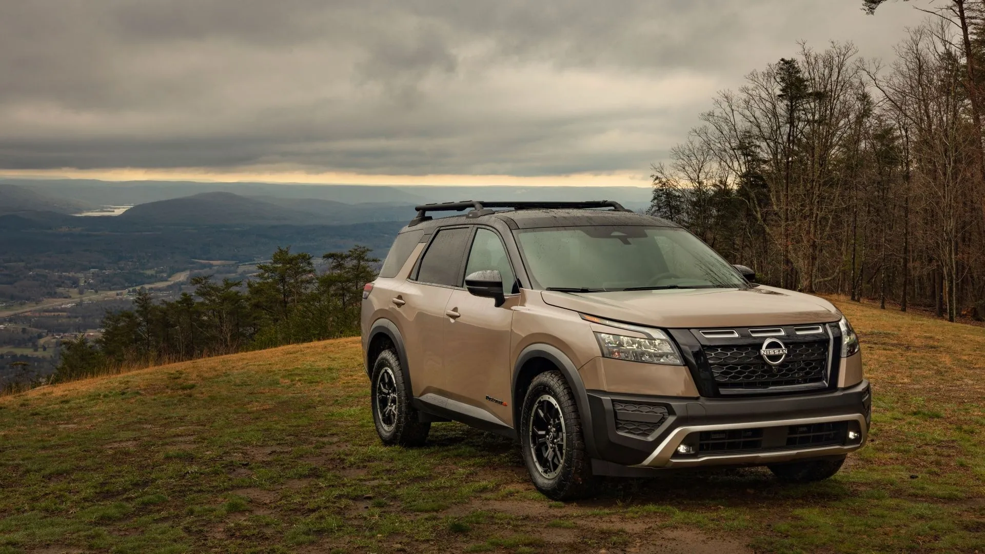 Nissan Pathfinder Rock Creek Edition 2025 màu xanh rêu đậm, với thiết kế địa hình mạnh mẽ và giá nóc
