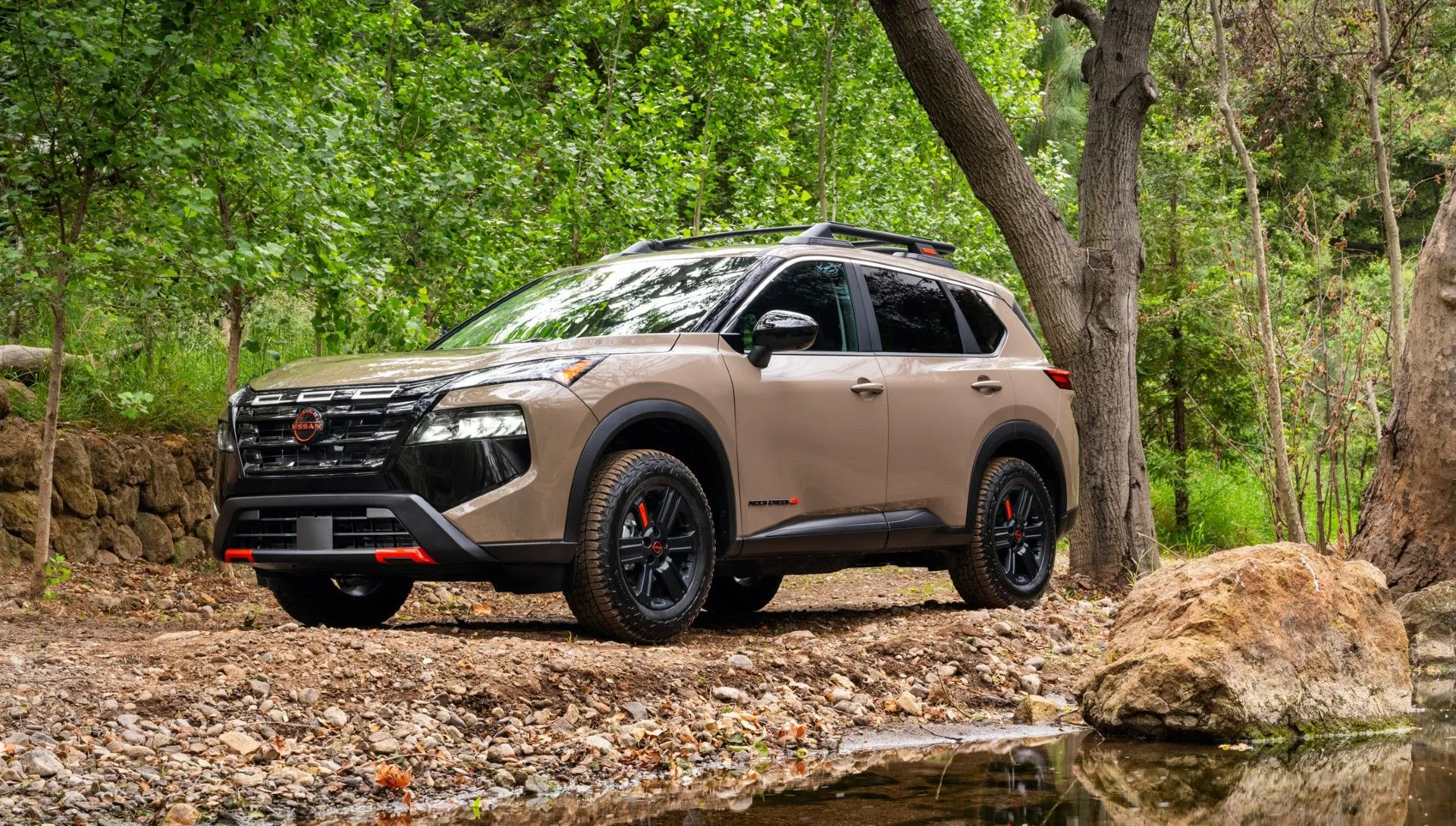 Nissan Rogue 2024 đỗ trong rừng, SUV cỡ nhỏ được ưa chuộng