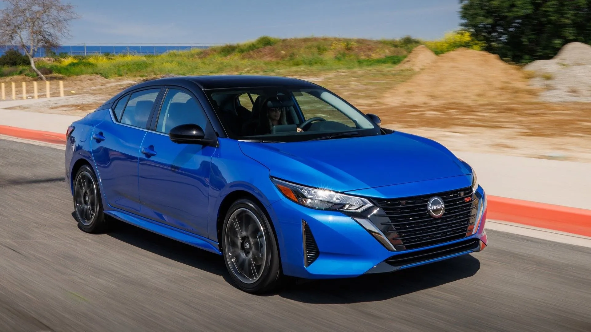 Nissan Sentra 2024 màu bạc năng động trên đường