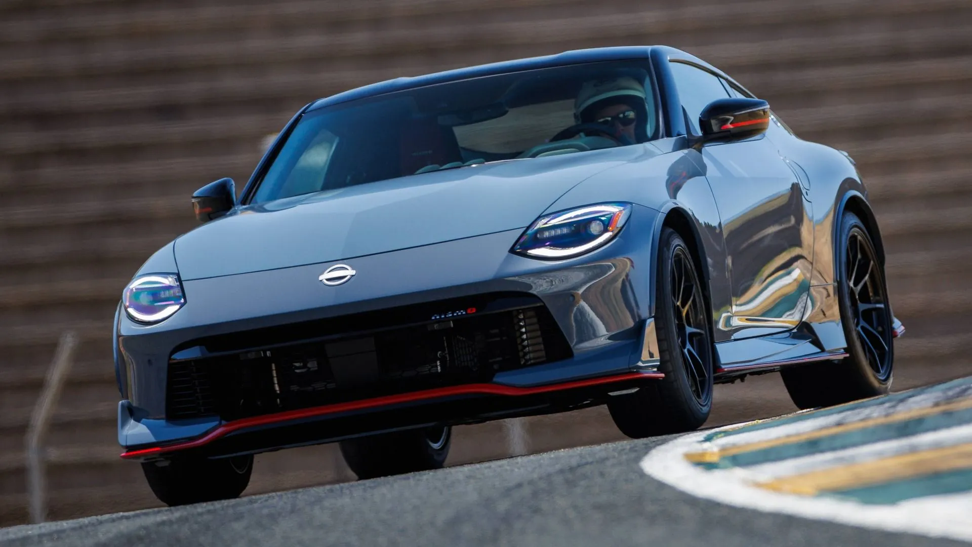 Nissan Z Nismo 2025 màu xám đang chạy trên đường đua, nhấn mạnh hiệu suất cao