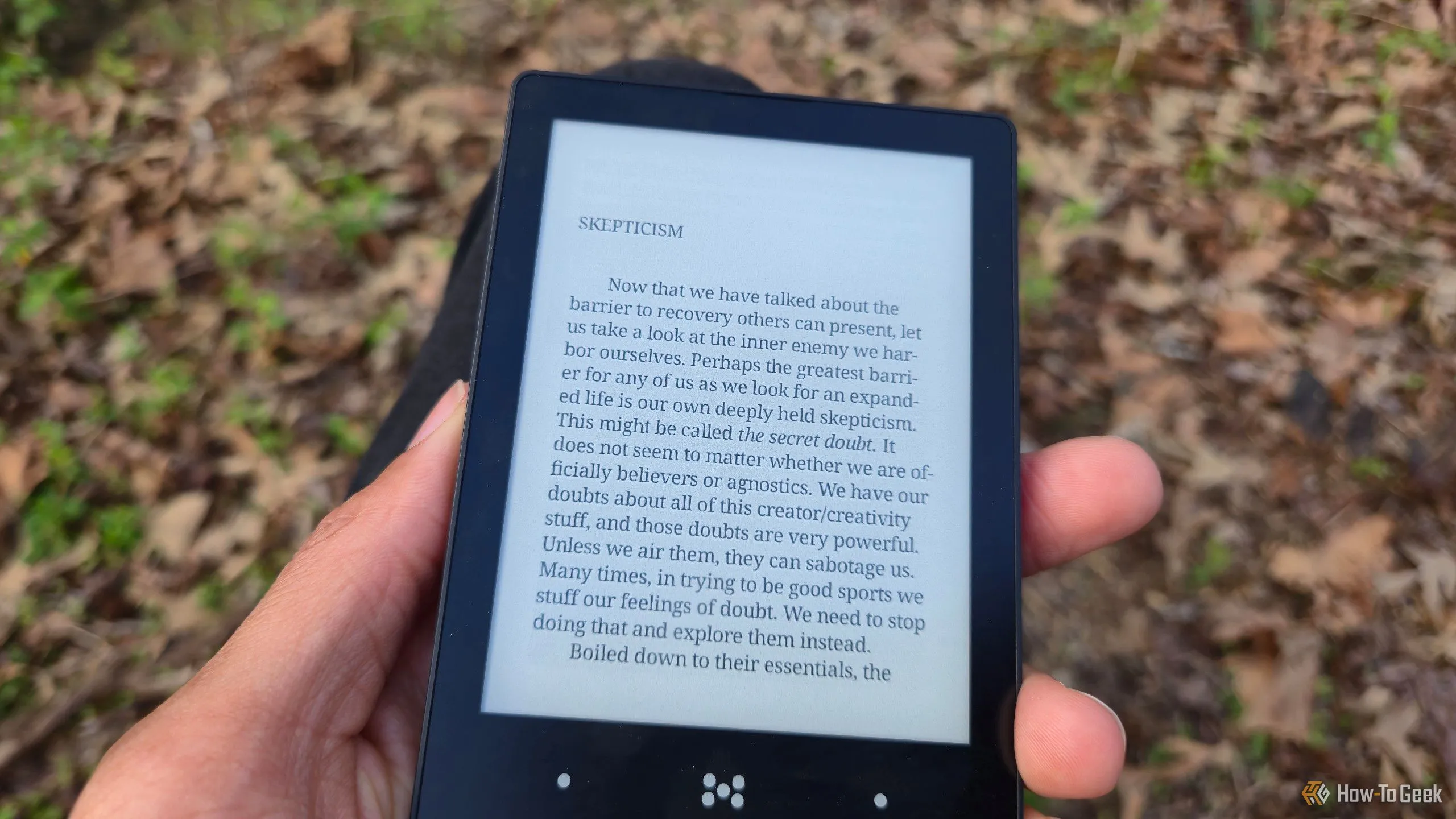 Nội dung sách điện tử hiển thị rõ nét trên màn hình E-Paper của Minimal Phone