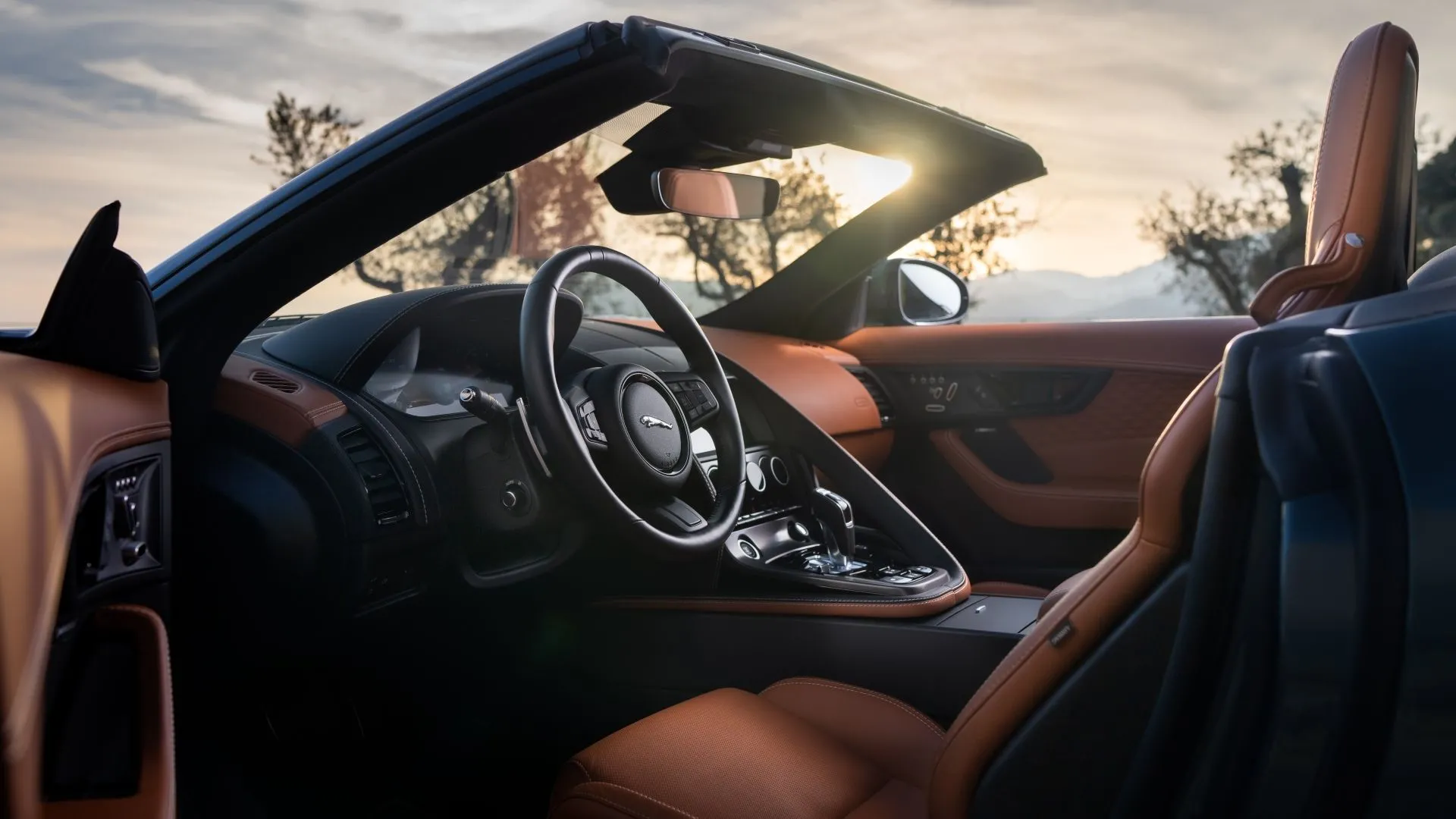 Nội thất cao cấp của Jaguar F-Type 2024 với màn hình trung tâm, cần số và các chi tiết da sang trọng.