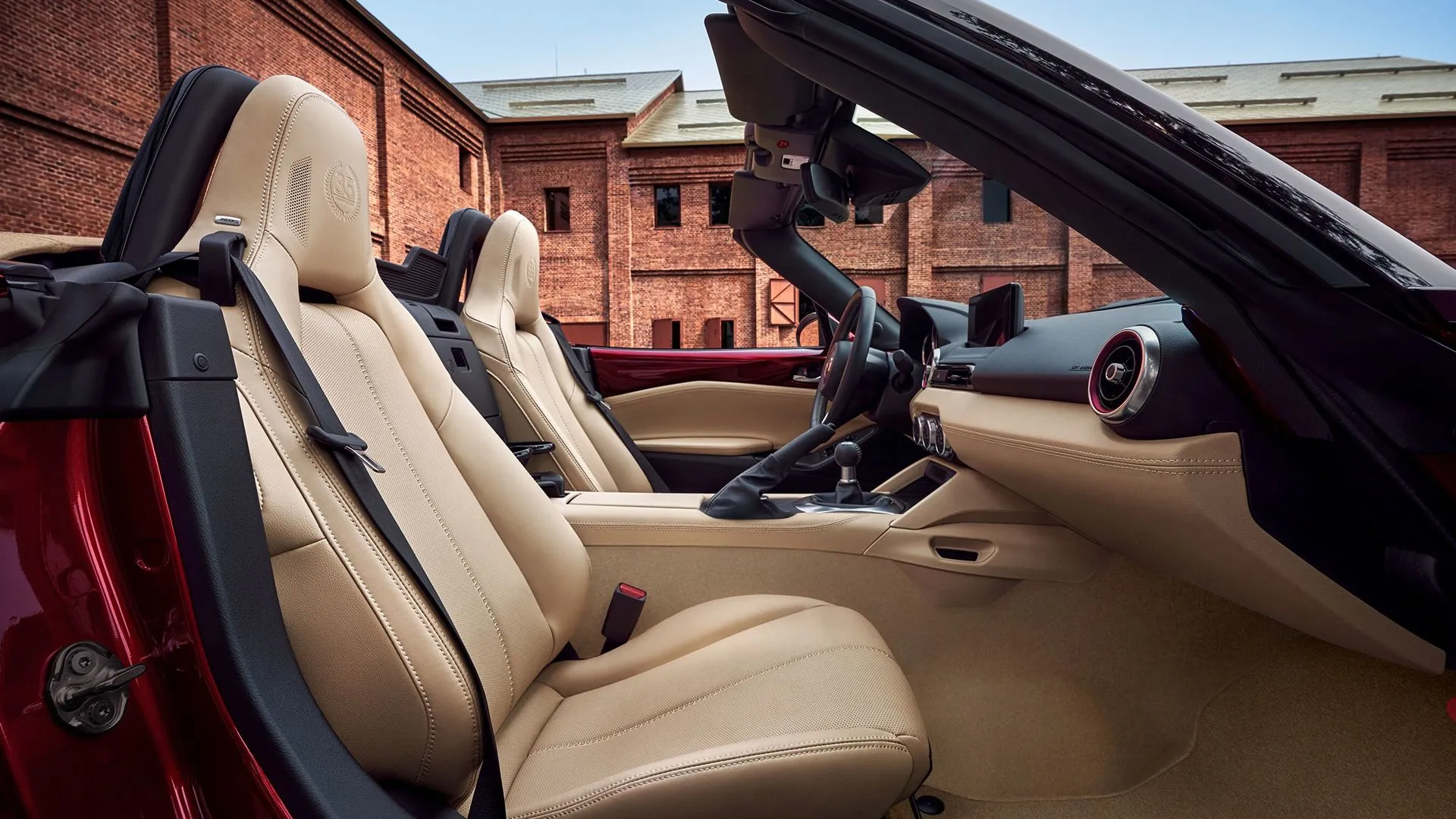Nội thất da màu kem tinh tế của Mazda MX-5 35th Anniversary, tập trung vào trải nghiệm lái thể thao