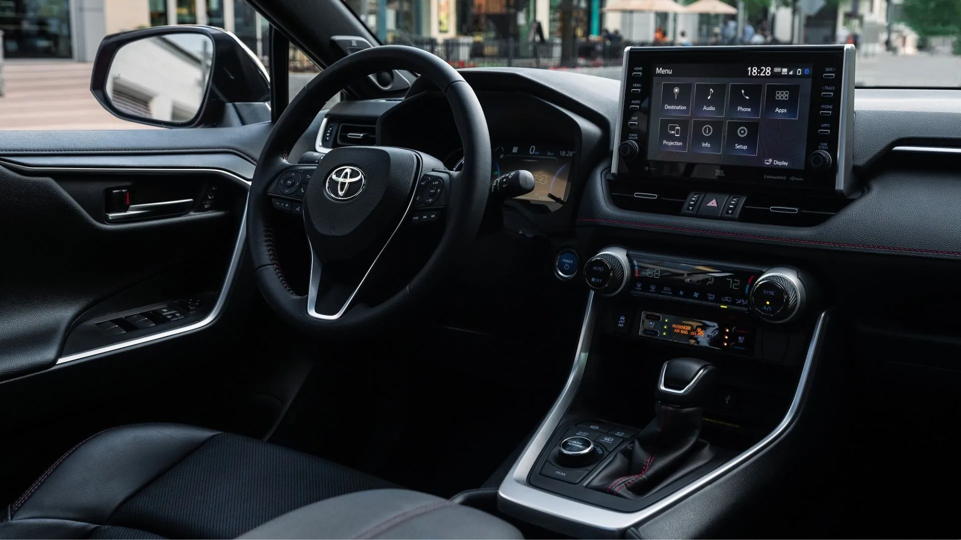 Nội thất ghế lái của Toyota RAV4 Prime XSE 2023, với ghế bọc da SofTex và các điểm nhấn màu đỏ