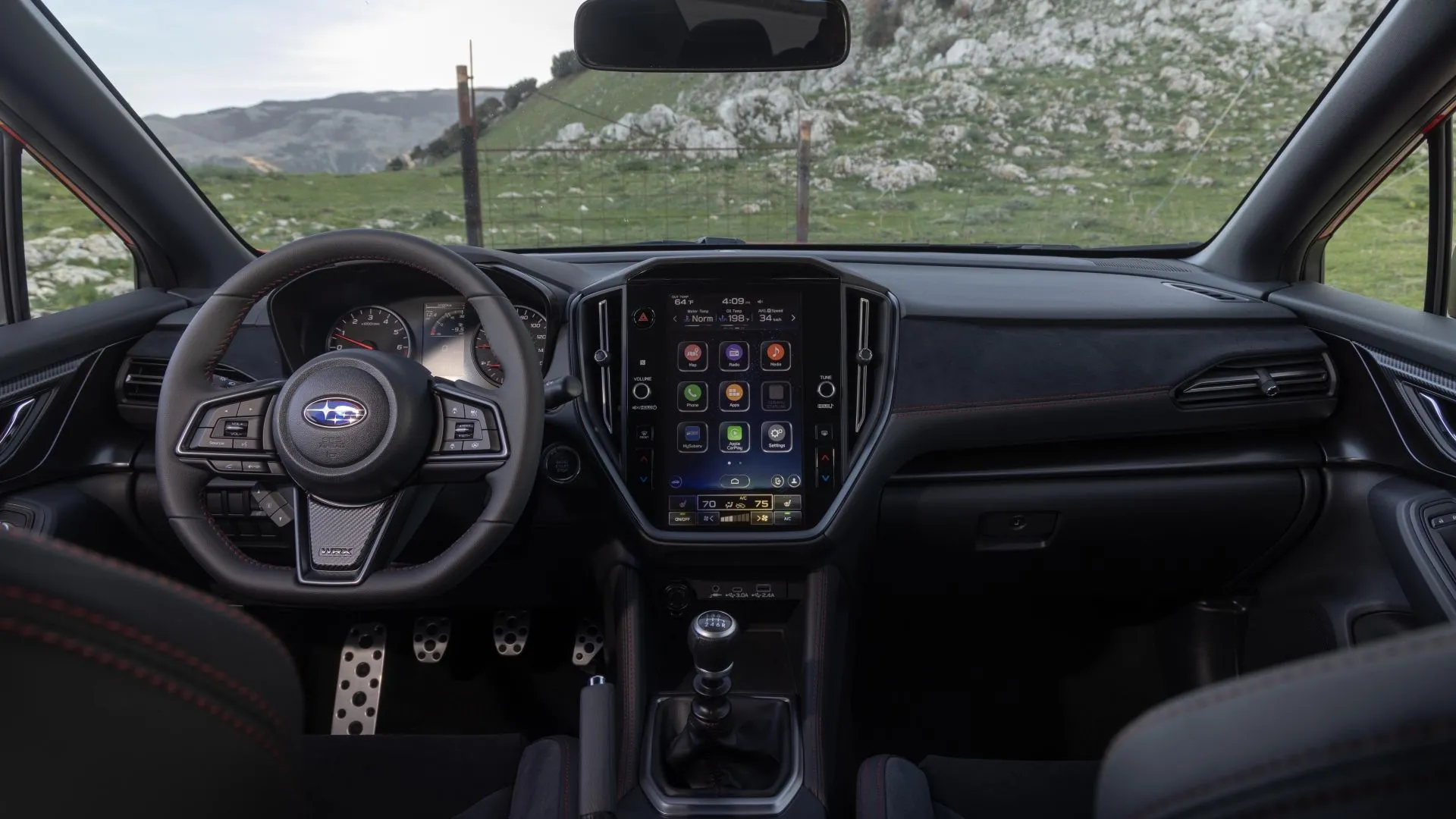 Nội thất hiện đại của Subaru WRX 2025 với màn hình trung tâm lớn và ghế thể thao Recaro