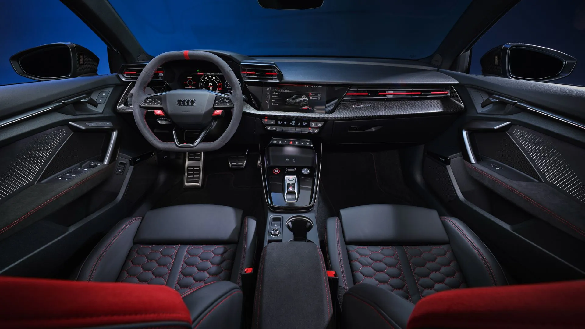 Nội thất khoang lái của Audi RS3 2025, hiển thị ghế trước, vô lăng và màn hình giải trí
