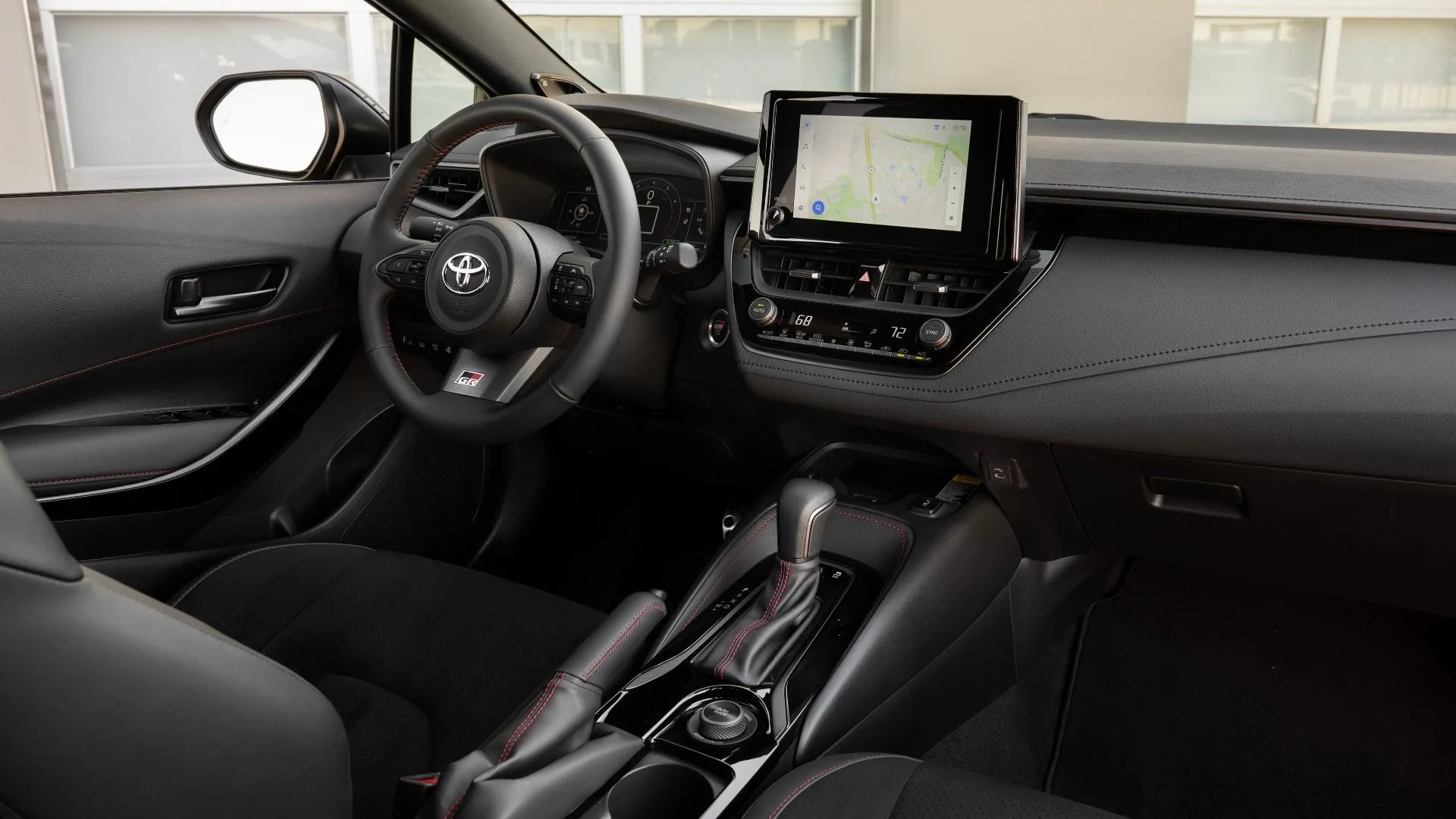 Nội thất khoang lái của Toyota GR Corolla 2025, với ghế ngồi thể thao và màn hình trung tâm