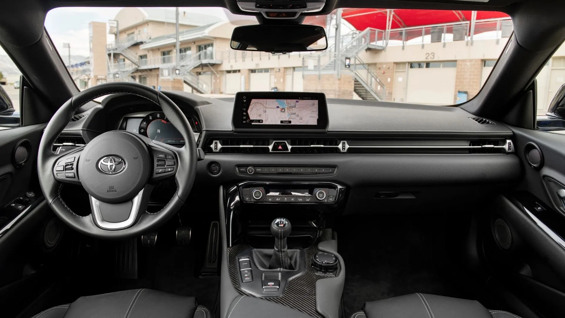 Nội thất khoang lái của Toyota GR Supra 2025, với ghế ngồi thể thao và màn hình thông tin giải trí