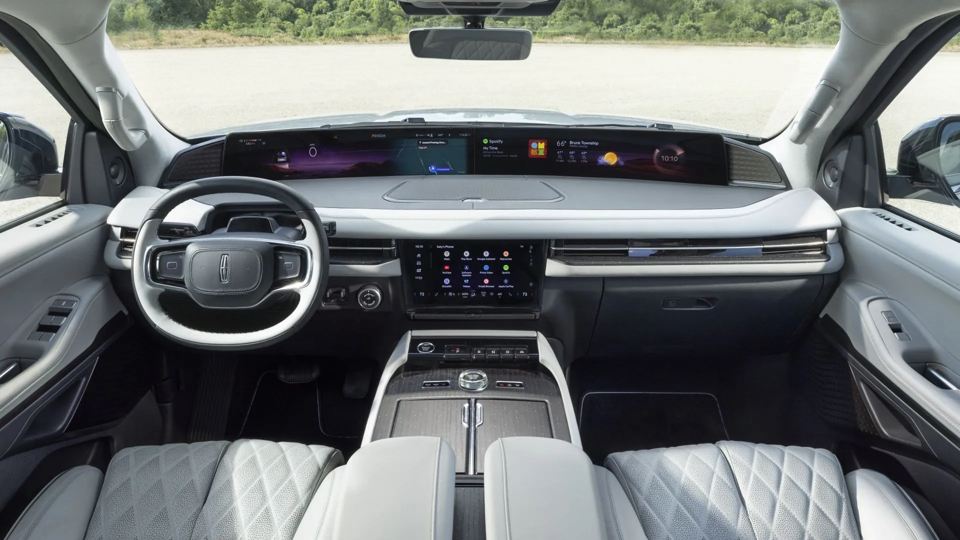 Nội thất Lincoln Navigator 2025 với màn hình cong rộng 48 inch và Google Built-In