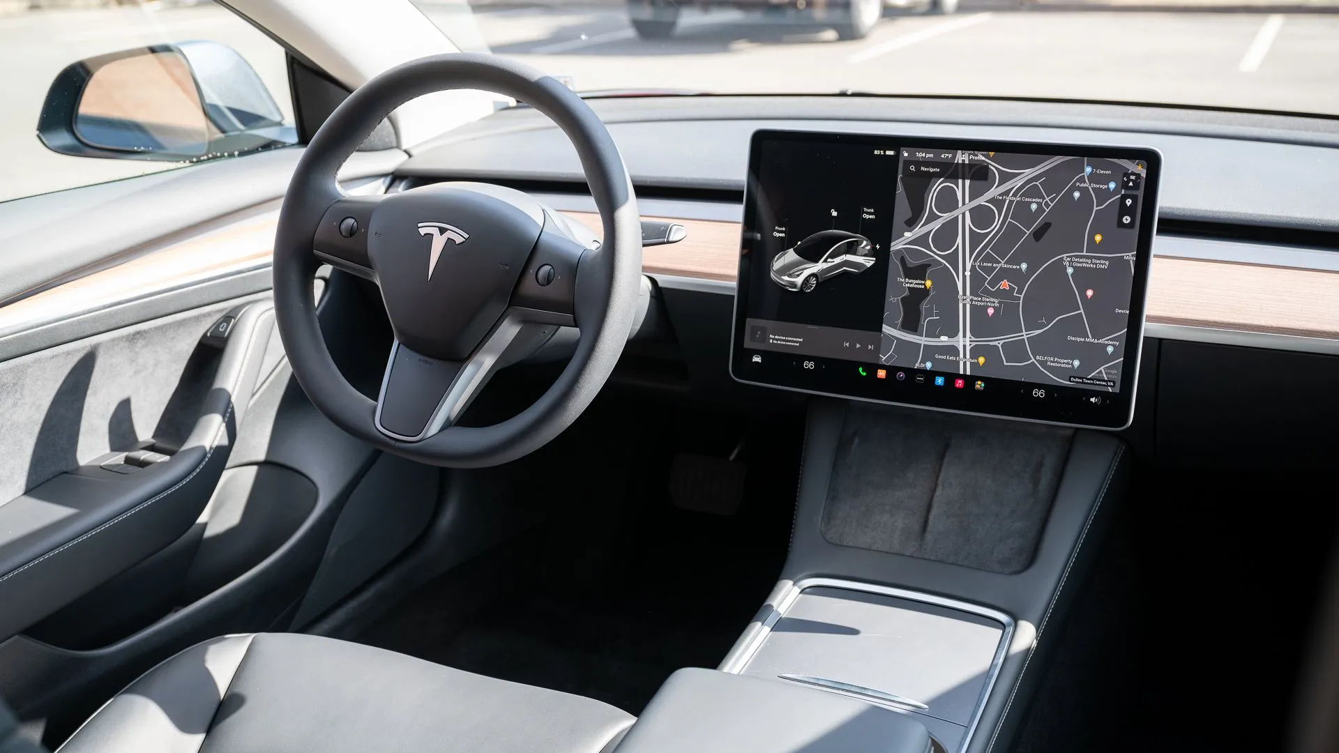 Nội thất tinh tế của Tesla Model 3 với màn hình thông tin giải trí, vô lăng, sạc không dây và các ngăn chứa đồ tiện dụng.