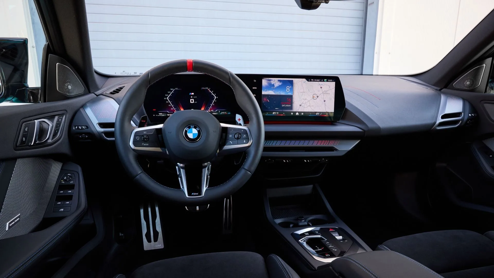 Nội thất và bảng điều khiển hiện đại của BMW 2-Series Gran Coupe 2026, với hệ thống màn hình kép tập trung vào người lái.